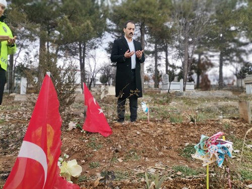 Kaymakam Kundakçı, Asrın Felaketi 6 Şubat Depreminin Sene-i Devriyesinde Baskil Mezarlığını Ziyaret Etti